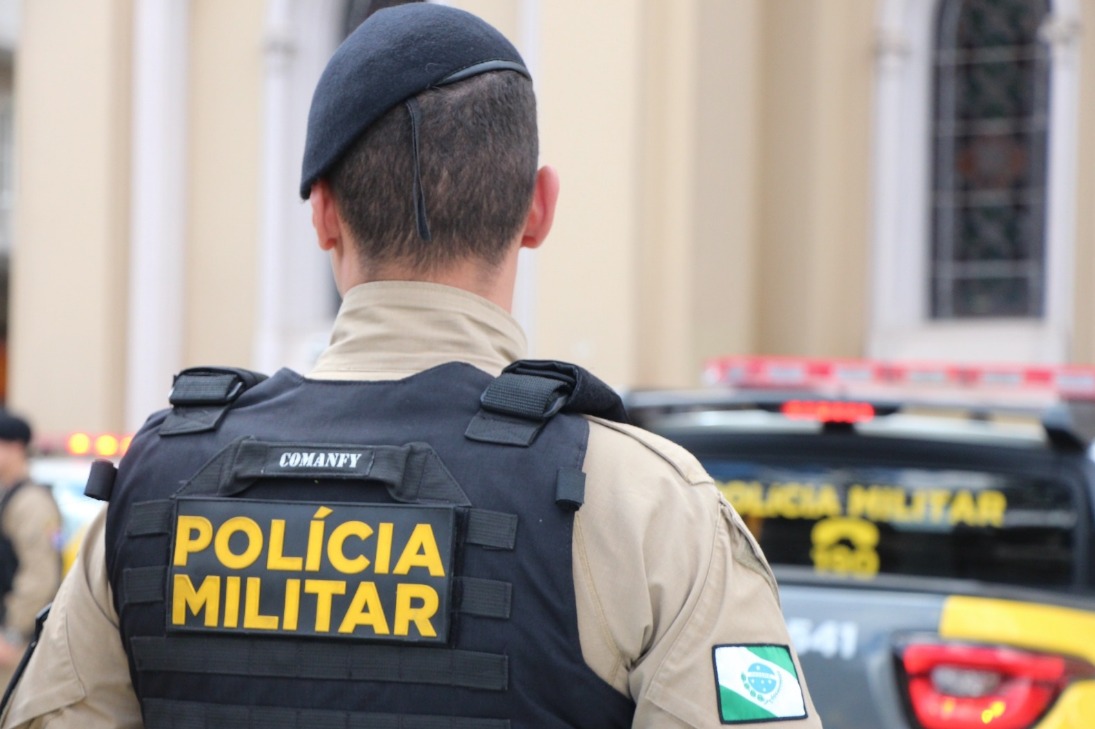 Homem é preso após mulher e filha se esconderem em matagal para escapar de agressões