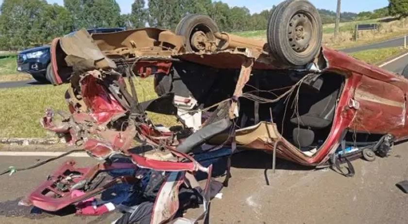 Carro capota após colisão com caminhonete em Trevo
