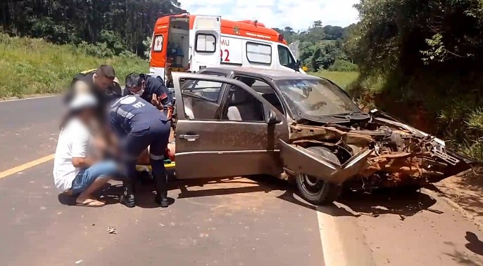 Homem fica ferido após colidir com barranco na PR-280, entre Renascença e Marmeleiro