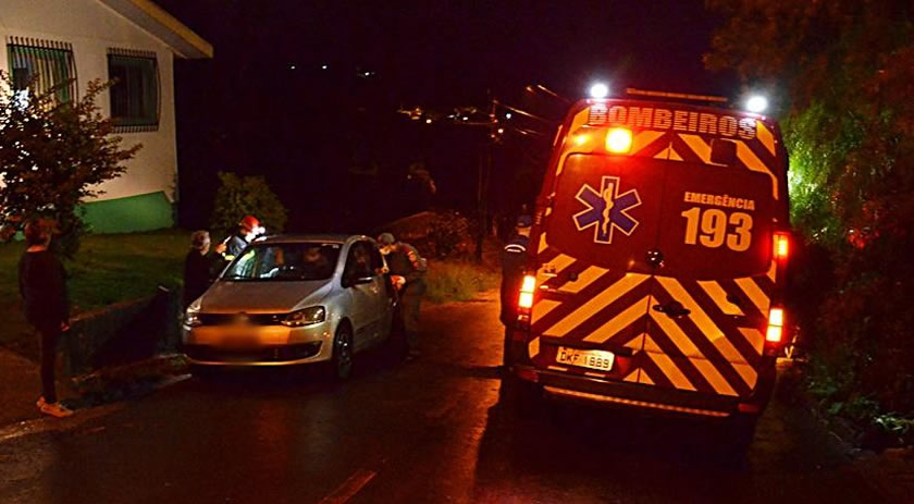 Criança de dois anos se tranca dentro de carro na fronteira