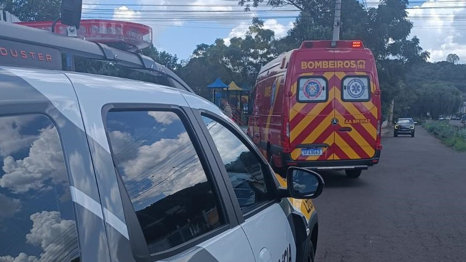 Mulher sofre queda de motocicleta ao tentar evitar acidente