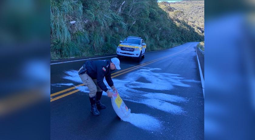 Polícia recorre a sal para descongelar rodovia de Santa Catarina