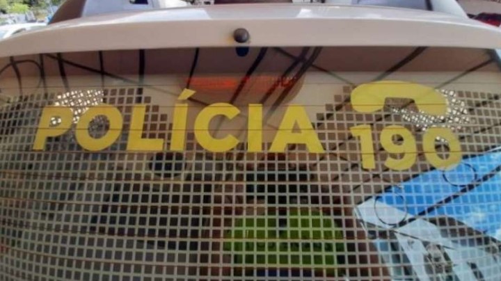 Homem veste roupas novas em loja e se recusa a pagar