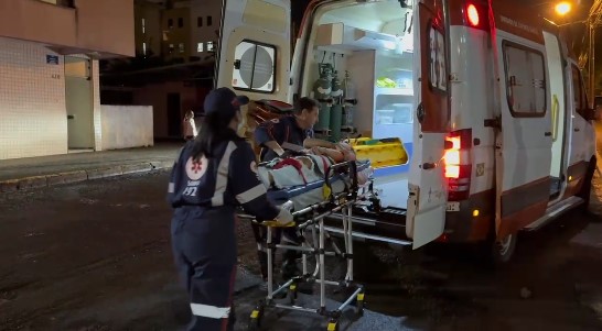 Jovem fica ferida em acidente entre moto e caminhonete no bairro Vila Nova