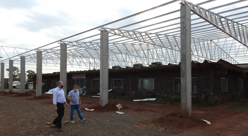 Prefeito e vice vistoriam construção de nova praça de alimentação da Faismo