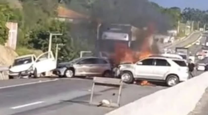 Colisão seguida de incêndio deixa morto e provoca bloqueio total da BR-470 em Indaial
