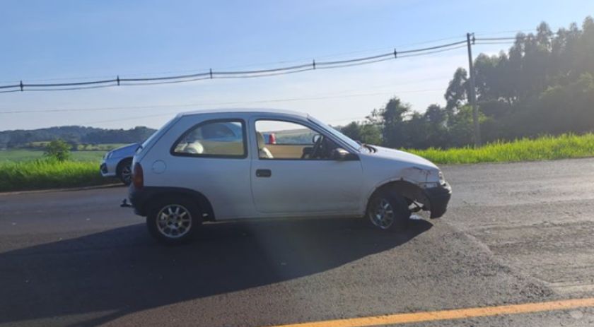 Colisão na PR-180 em Marmeleiro resulta em capotamento e condutor é detido por embriaguez ao volante