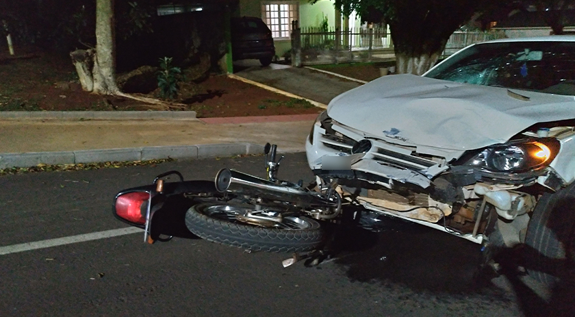 Homem fica ferido em colisão entre motocicleta e carro em SMO
