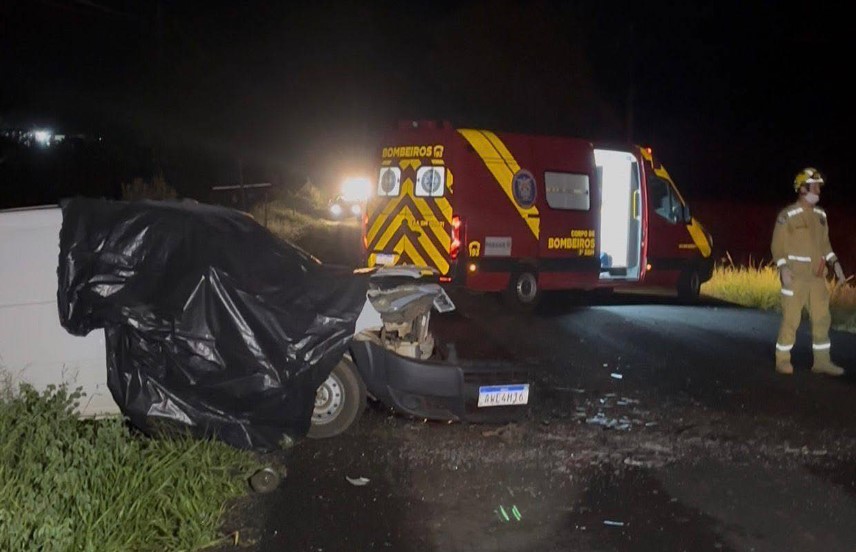 Colisão entre Fiat Ducato e Corsa deixa um morto e um ferido grave na Serra de São Brás