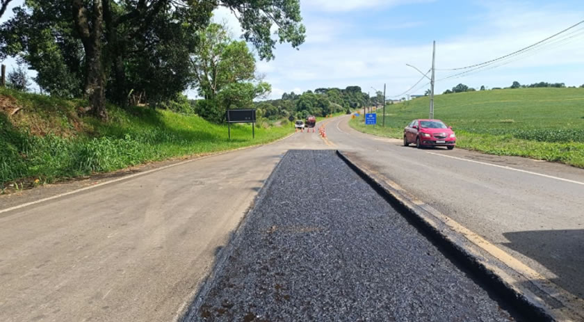 DER realiza remendos superficiais na PR-180 entre Marmeleiro e Campo Erê (SC)