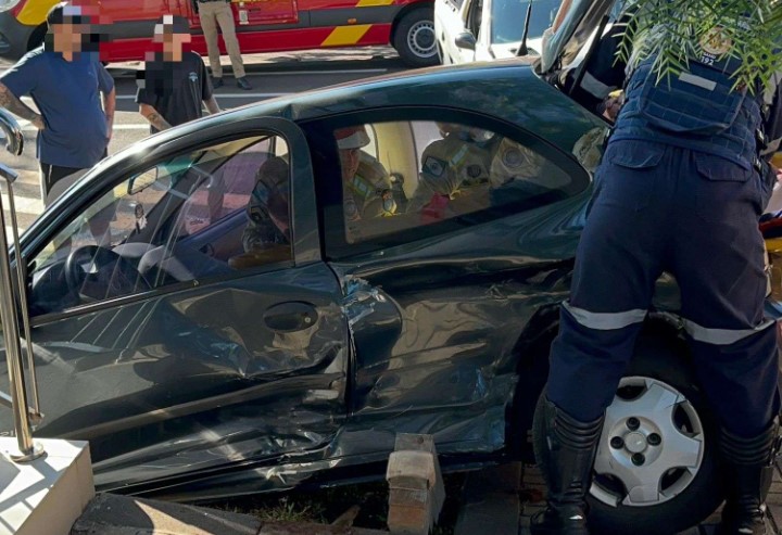 Acidente entre picape Peugeot e Celta, é registrado