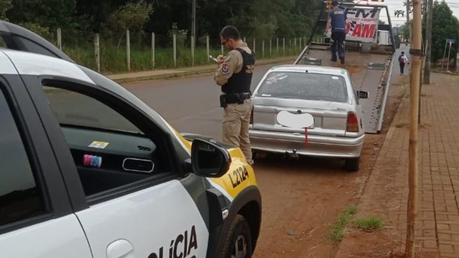 Homem é conduzido por porte de drogas e direção sem CNH