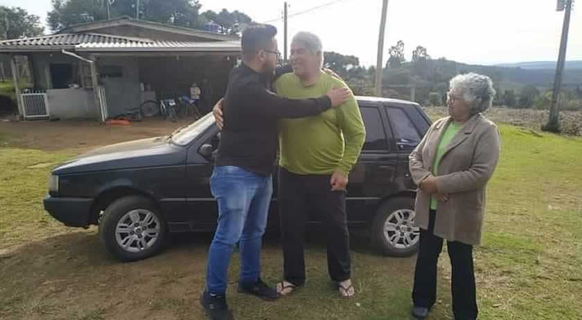 Tentando conseguir dinheiro para tratamento, homem coloca carro como prêmio de rifa e ganhador devolve veículo