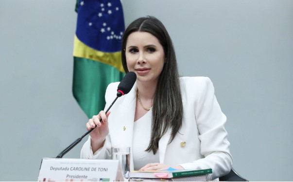 "Muito aliviada", diz Caroline De Toni ao anunciar pré-candidatura ao Senado