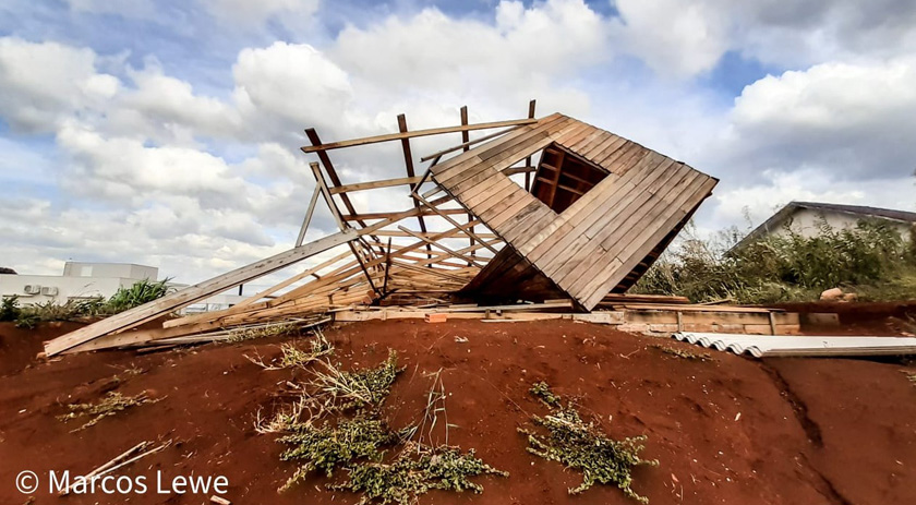Fortes ventos derrubam casa em SMO e Defesa Civil alerta para possibilidade de tempestade no início da noite