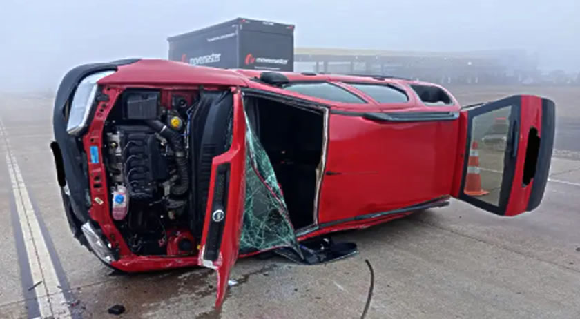 Carro capota após acidente na BR-163