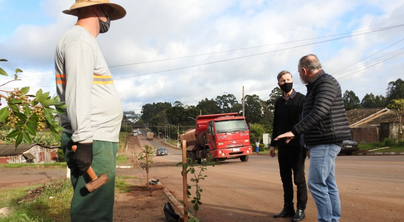 Município dá exemplo com o plantio de quase 200 mudas de árvores