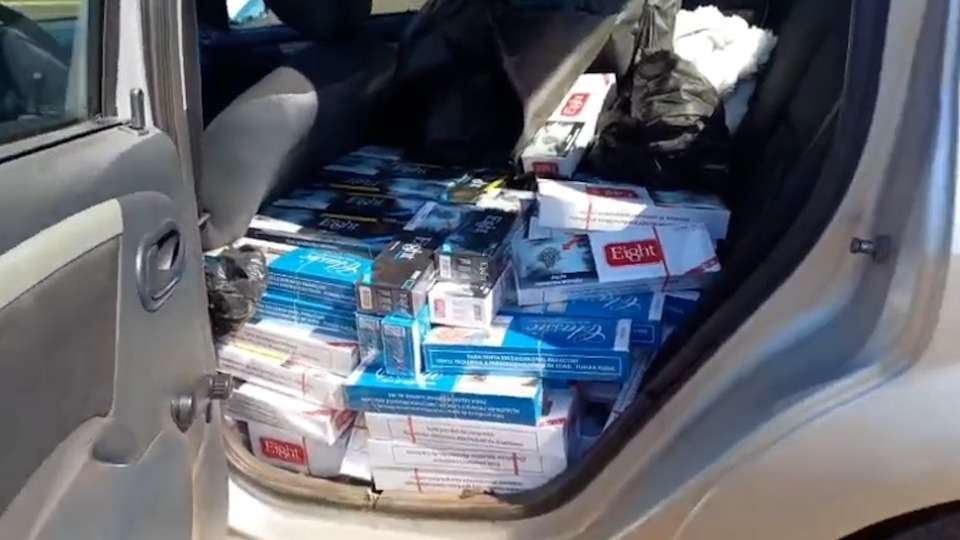 Motorista foge e abandona veículo com carga de cigarros contrabandeados