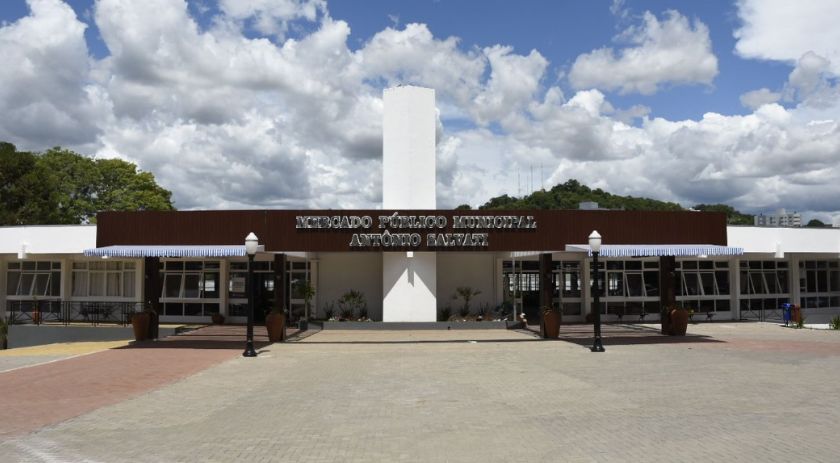Empresas do mercado municipal iniciam atendimento
