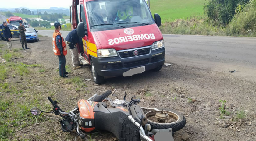 Acidente entre carro e moto deixa pessoa ferida na BR 163
