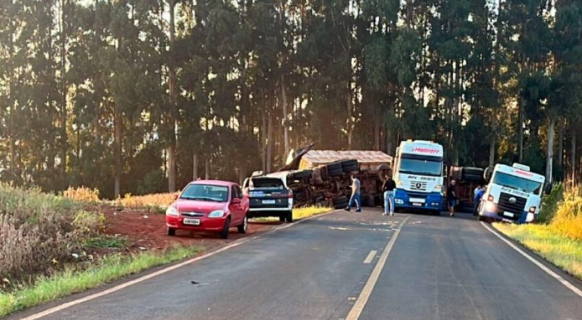 Caminhão tomba na PR 180, em Marmeleiro