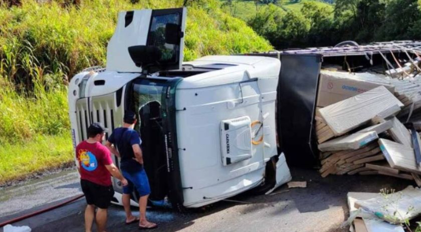 Caminhão carregado com móveis tomba em curva na PR-180, em Marmeleiro