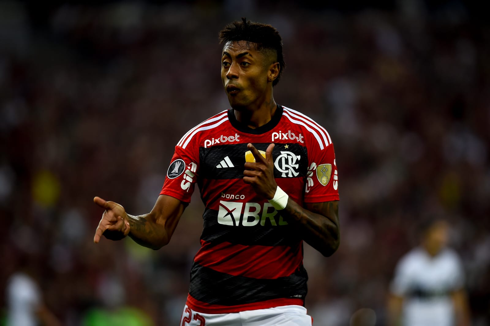 Com gol de Bruno Henrique, Flamengo vence Olimpia no jogo de