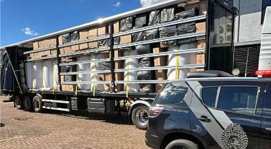 Ação conjunta apreende carga milionária de cigarros contrabandeados