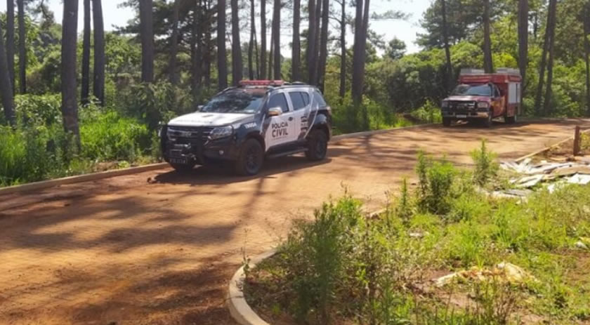 Polícia Civil, bombeiros e policiais do GOST fazem buscas a possíveis corpos enterrados em mata