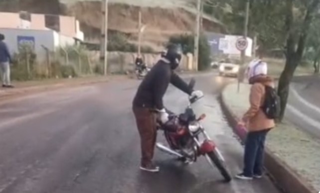 Gelo no asfalto provoca quedas de várias motos
