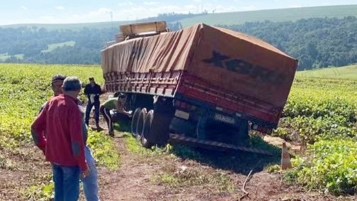 Após 13 dias atolado, caminhão é retirado de lavoura