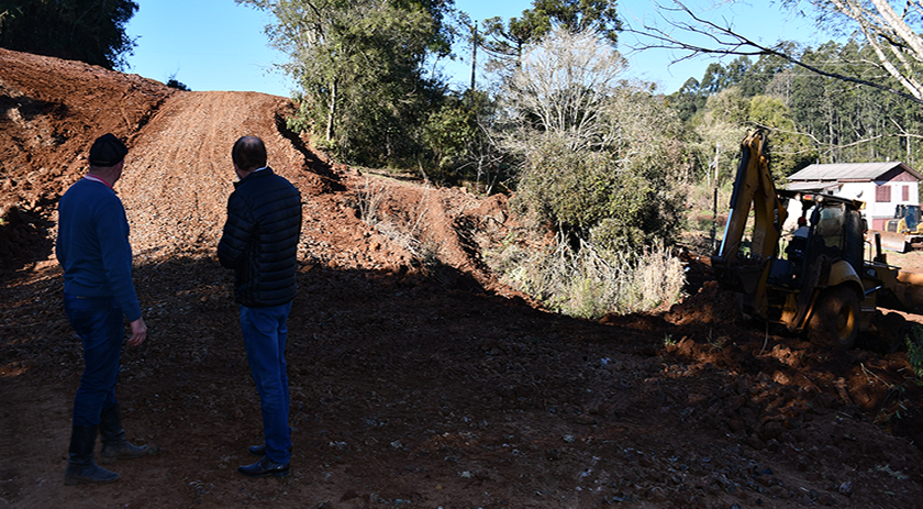 Secretaria de Obras continua com os trabalhos de manutenção nas estradas gerais