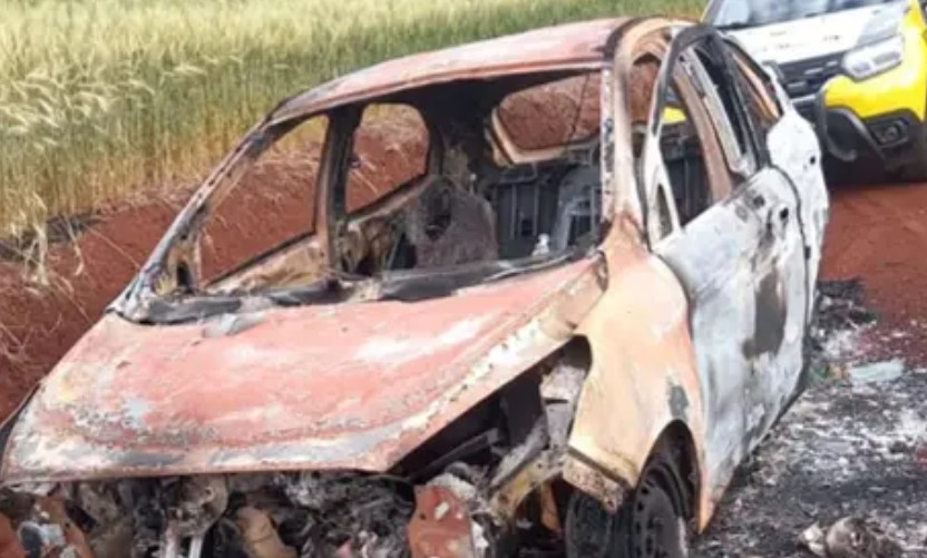 Veículo furtado é encontrado carbonizado em área rural