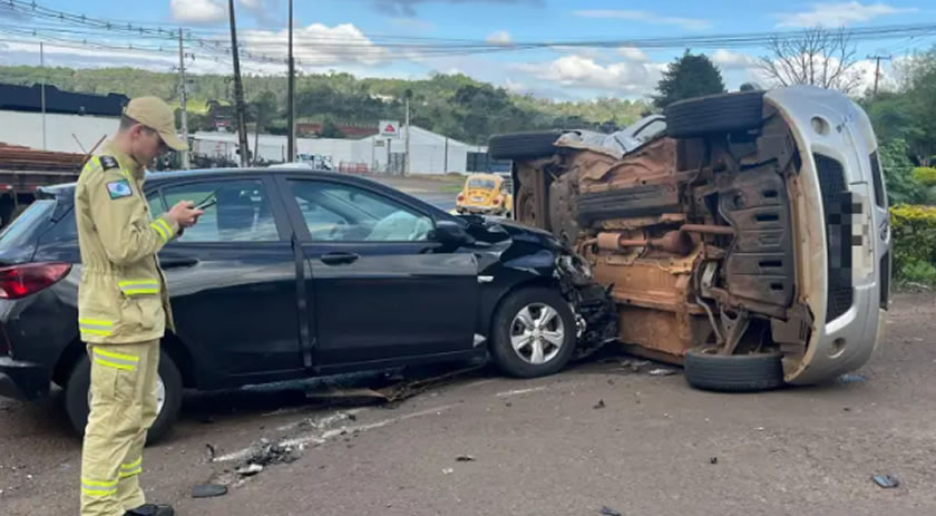 Carro tomba após colisão e deixa motorista ferido