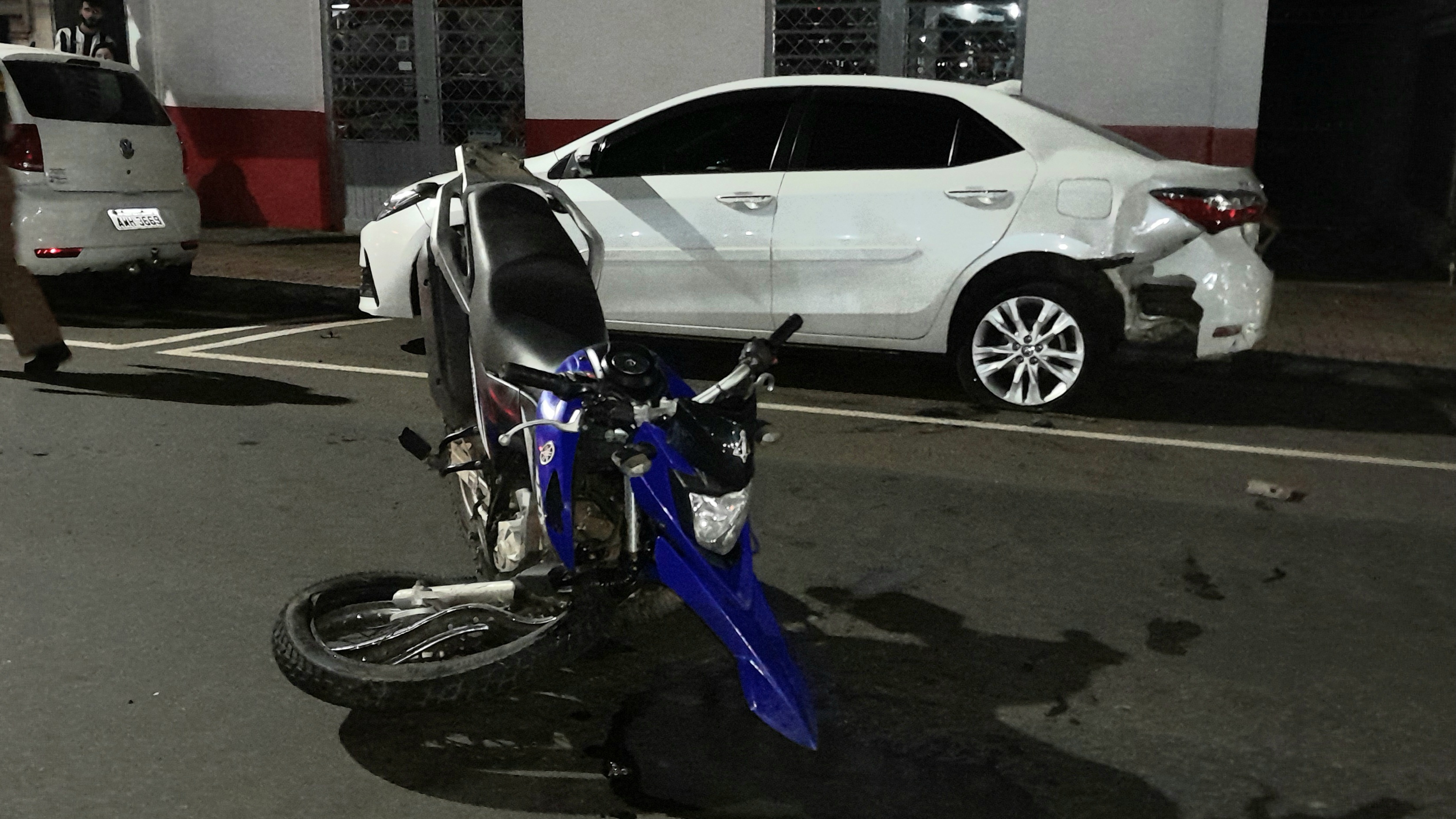 Homem fica gravemente ferido ao colidir motocicleta em automóvel estacionado