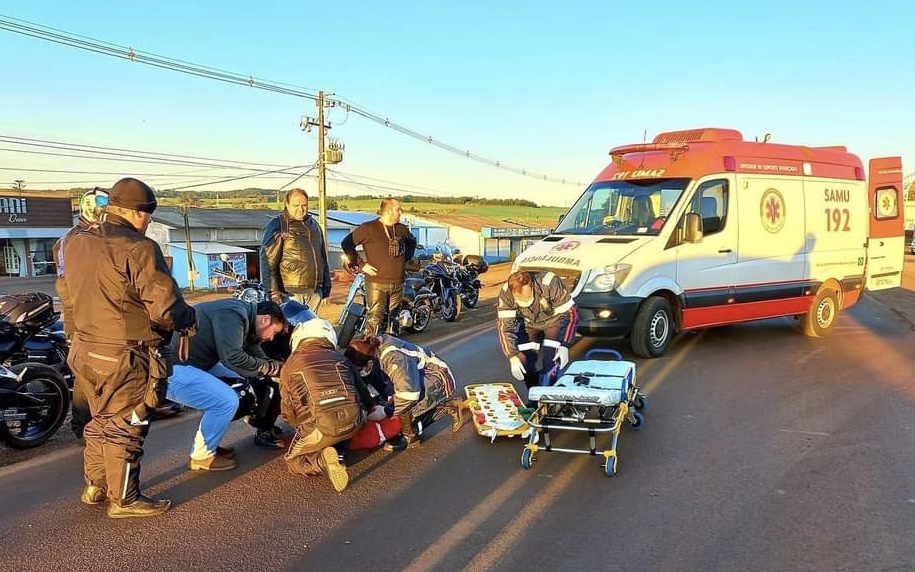 Queda de moto deixa mulher ferida