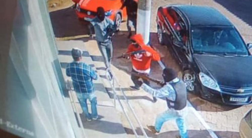 Criminosos fazem cordão humano com clientes e funcionários e assaltam agência bancária