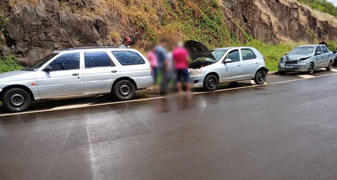 Engavetamento envolve três carros no trevo do alto da Julio Assis Cavalheiro