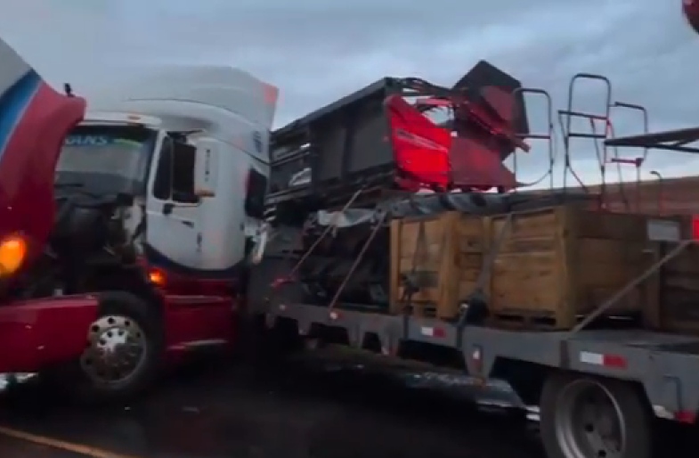 Carreta bloqueia PR-182 e deixa trânsito lento na rodovia