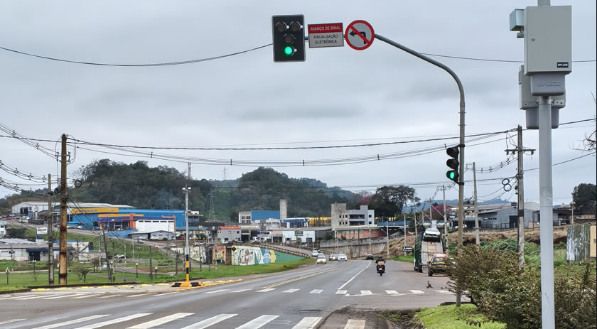 Avanço de sinal vermelho passa a ser fiscalizado eletronicamente na entrada da UPA