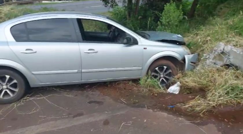 Carro bate em poste e interrompe fornecimento de energia e água em Francisco Beltrão