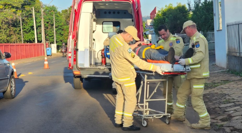 Acidente em frente ao quartel dos bombeiros deixa dois feridos