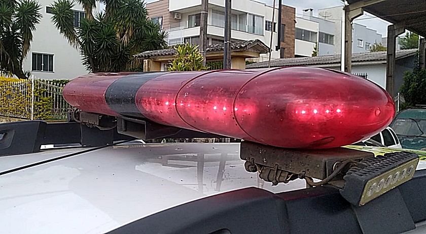Polícia prende fugitivo durante patrulhamento no bairro Pinheirão