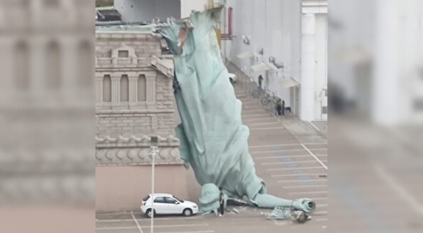 Estátua da Havan cai durante temporal em Guaíba