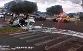 Colisão seguida de capotamento deixa uma pessoa ferida