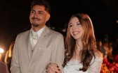 Noivo sofre acidente a caminho do casamento, mas cerimônia acontece à noite iluminada por faróis de carros