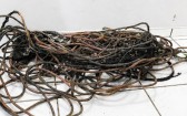 PM flagra dois homens queimando fios elétricos para retirar cobre