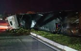 Caminhão tomba na PRC-280 e deixa dois feridos