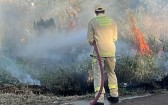 Corpo de Bombeiros combate incêndio em vegetação
