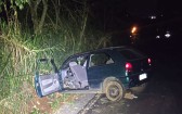 Motorista foge de bloqueio policial, bate contra barranco e abandona veículo
